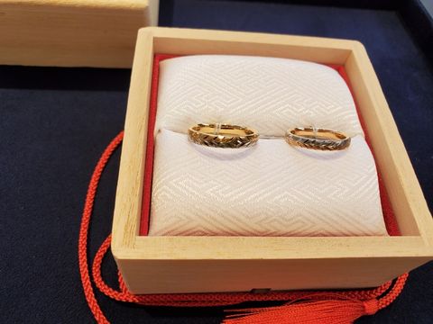 【TOMOE(トモエ)の口コミ】 お洒落な指輪を探していました。コンビ素材のものをいくつか着用させてい…