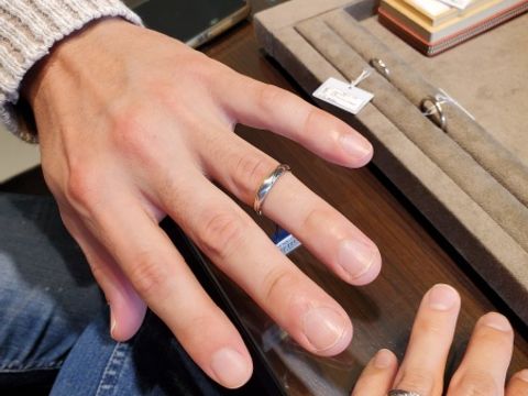 【Something Blue(サムシングブルー)の口コミ】 スタッフさんに選んでいただきました。出来ればコンビ素材で、太めの指輪…