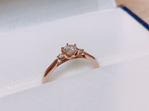 【俄(にわか)の口コミ】 ピンクダイヤモンドが好きで、婚約指輪はピンクダイヤモンドにしました。…