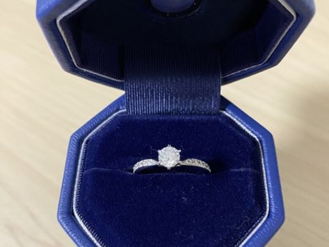 【銀座ダイヤモンドシライシの口コミ】 緩やかなV字で柔らかいエレガントな雰囲気が感じられる。また指が長く見え…