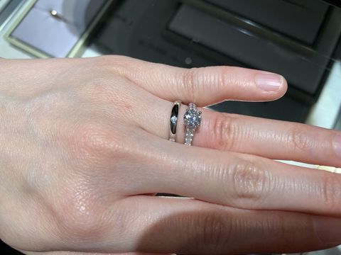 【ヴァン クリーフ＆アーペル(Van Cleef & Arpels)の口コミ】 3粒ダイヤが少し間隔をあけて並んでいるデザインです。婚約指輪のブランド…