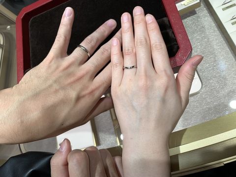 【カルティエ(Cartier)の口コミ】 カーブデザインで1粒ダイヤが付いています。婚約指輪と重ね付けしたときに…