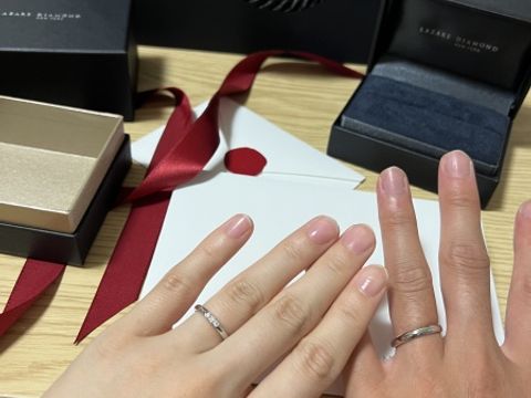 【ラザール ダイヤモンド(LAZARE DIAMOND)の口コミ】 シンプルで何年たっても飽きないデザインであるのがポイントです。3粒のダ…