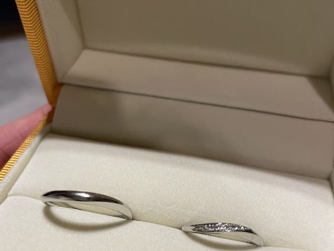 【ケイウノ ブライダル(K.UNO BRIDAL)の口コミ】 緩やかなウェーブがかかっていて指に馴染み着け心地が良いです。ダイヤを…
