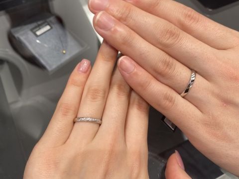 【ラザール ダイヤモンド(LAZARE DIAMOND)の口コミ】 シンプルなプラチナにするかダイヤモンドが敷きつめられたデザインにする…