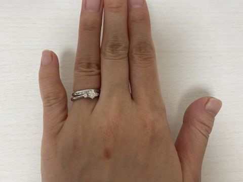 【銀座ダイヤモンドシライシの口コミ】 写真のように婚約指輪と一緒につけられるもの、夫と同じデザインであるこ…