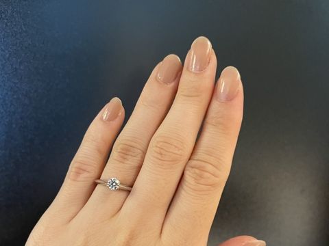 【ティファニー(Tiffany & Co.)の口コミ】 王道のシンプルなダイヤがついた指輪を探していました。リング自体は太め…