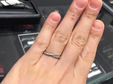 【銀座ダイヤモンドシライシの口コミ】 ストレートのエタニティータイプの指輪を探していました。
でも一味お洒落…
