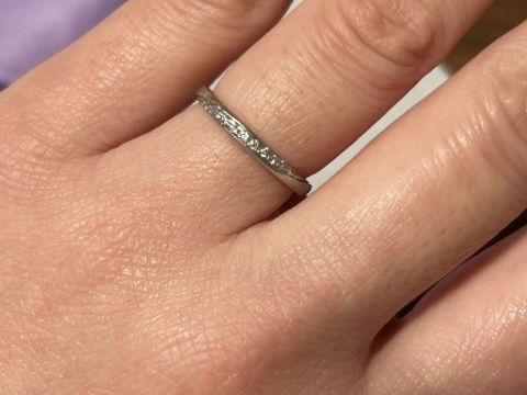 【canal4℃(カナルヨンドシー)の口コミ】 ゆるやかなラインのなかに石が散りばめられており、やわらかな印象のある…