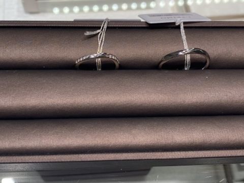 【アイプリモ(I-PRIMO)の口コミ】 デザインがシンプルで可愛かったです。
ダイヤが埋め込まれているのですが…