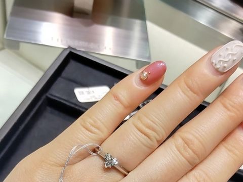【ティファニー(Tiffany & Co.)の口コミ】 人と被らないデザインを探していたところ、モデルさんが婚約指輪として贈…