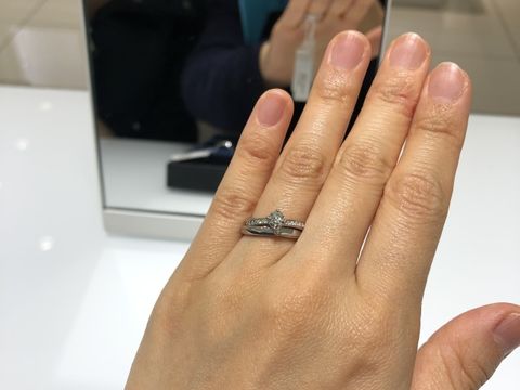 【4℃ BRIDAL(ヨンドシーブライダル)の口コミ】 婚約指輪は一番大きなダイヤがついている指輪になるので、華やかなものが…