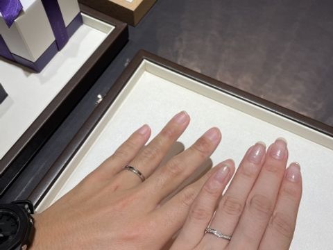 【俄(にわか)の口コミ】 花麗という指輪で、プラチナ950です。
女性用の指輪は2種類のデザインがあ…