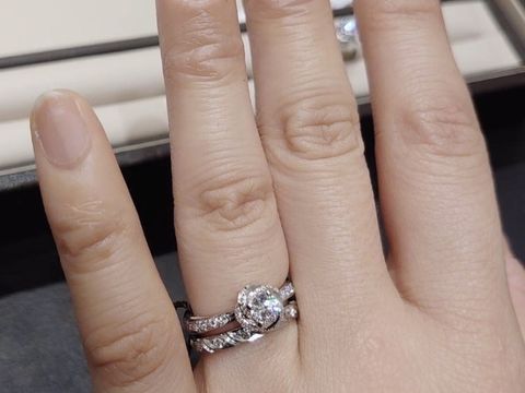 【DAMIANI(ダミアーニ)の口コミ】 ボッチョーロの花びら部分にダイヤがあるものです。花びらにダイヤがない…