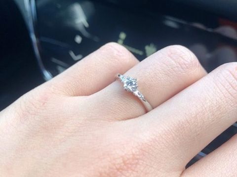 【アイプリモ(I-PRIMO)の口コミ】 指に馴染むデザインの婚約指輪を探しており、ウェーブタイプとこちらのV字…