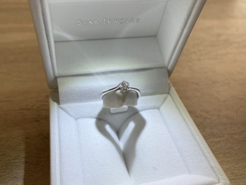 【STAR JEWELRY(スタージュエリー)の口コミ】 シンプルなデザインのリングです。小さめのダイヤが付いており、普段使い…