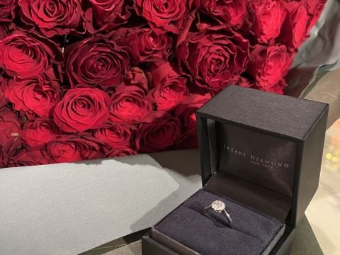 【ラザール ダイヤモンド(LAZARE DIAMOND)の口コミ】 中央のダイヤを中心に小さいダイヤがまわりに配置してある取り巻きリング…