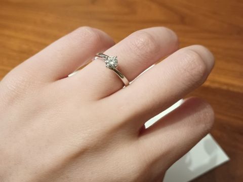 【ラザール ダイヤモンド(LAZARE DIAMOND)の口コミ】 少しウェーブがかかってるのに、結婚指輪とも重ねづけしやすいデザイン。…