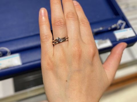 【銀座ダイヤモンドシライシの口コミ】 シンプル、彼と同じデザイン、素材はゴールドよりプラチナ、これ以外でど…