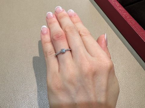 【カルティエ(Cartier)の口コミ】 いずれ結婚指輪との重ね付けをしたいと思っており、アームが細いエタンセ…