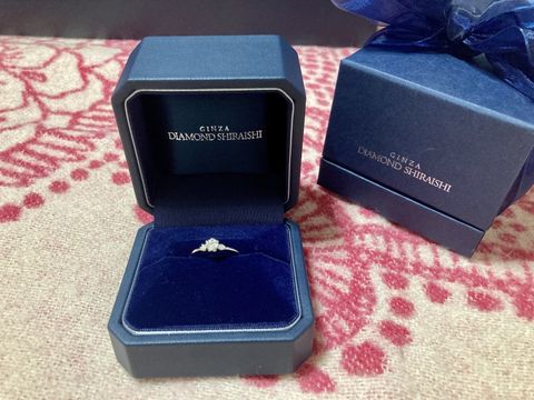 【銀座ダイヤモンドシライシの口コミ】 お花のようなデザインがとても可愛いです。ダイヤモンドがとにかくキラキ…