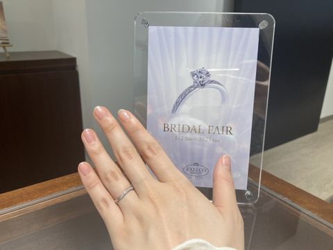 【エクセルコダイヤモンド(EXELCO DIAMOND)の口コミ】 デザインが気に入りました。婚約指輪が柔らかなV字のものだったので、重ね…