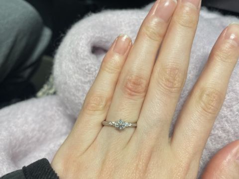 【エクセルコダイヤモンド(EXELCO DIAMOND)の口コミ】 ミル打ちのデザインに惹かれ、とても気に入りました。
メレダイヤモンドが…