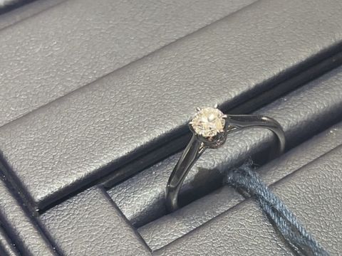 【ROYAL ASSCHER(ロイヤル・アッシャー)の口コミ】 何よりダイヤモンドの輝きが白く美しいのが一番でした。また、デザインは…