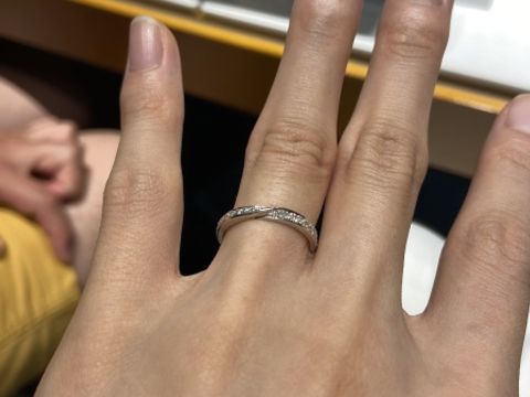 【銀座ダイヤモンドシライシの口コミ】 リングが細過ぎず、指の関節が太い私にも馴染む指輪でした。ダイヤが施さ…