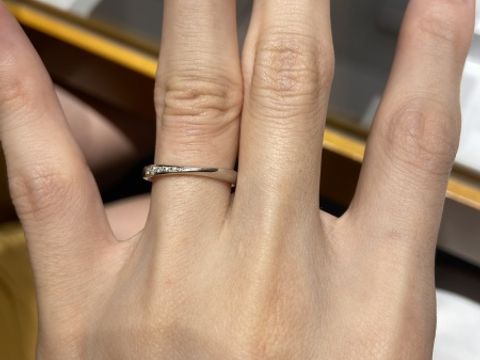 【俄(にわか)の口コミ】 ダイヤが施されているリングを探していました。こちらはダイヤがありなが…