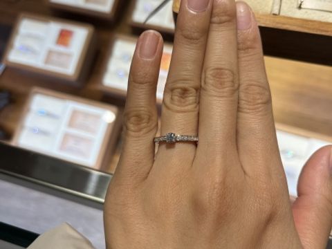 【Foulason(フレゾン)の口コミ】 センターダイヤモンドだけではなく、リング部分もダイヤモンドが付いてい…