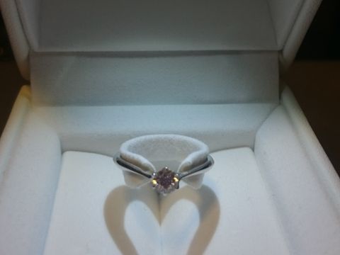 【STAR JEWELRY(スタージュエリー)の口コミ】 色々な指輪を試着してみたところ、リングの形は、正面部分が下にカーブし…