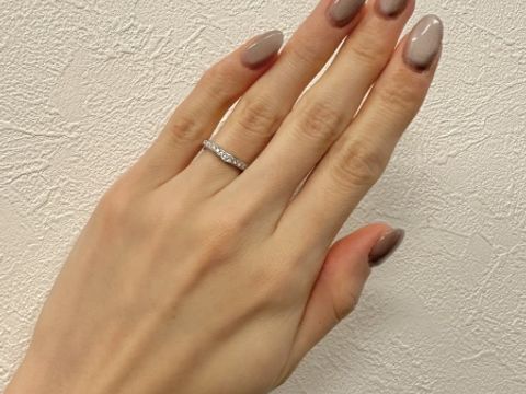 【エクセルコダイヤモンド(EXELCO DIAMOND)の口コミ】 ほんの少しV字になっていて、婚約指輪との重ね付けが綺麗なハーフエタニテ…