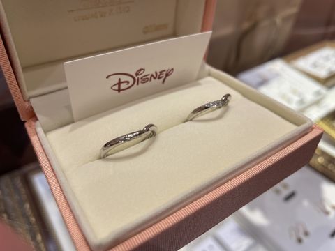 【ケイウノ ブライダル(K.UNO BRIDAL)の口コミ】 手と手を重ねたようになっているデザインでV字になっているので指が長く見…