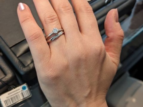 【エクセルコダイヤモンド(EXELCO DIAMOND)の口コミ】 シンプルな婚約指輪を探していました。同じようなデザインは、他店にもあ…