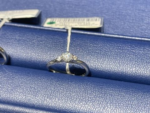 【銀座ダイヤモンドシライシの口コミ】 ダイヤモンドの輝きが大変綺麗で購入しました。ダイヤモンドの説明なども…