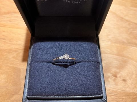 【ラザール ダイヤモンド(LAZARE DIAMOND)の口コミ】 一つのダイヤだけでなく、リングの片側にもダイヤが付いている点がこだわ…