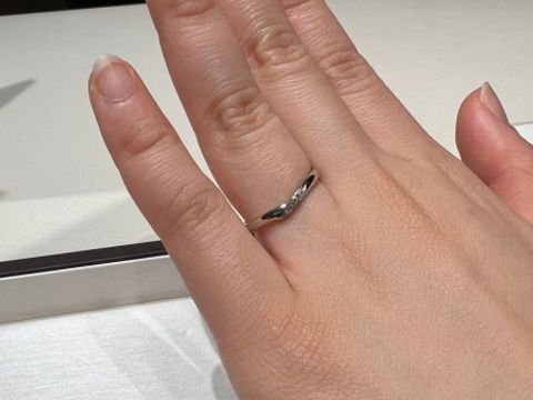 【アイプリモ(I-PRIMO)の口コミ】 添付写真の指輪はV字に該当しますが、緩やかに作られており、Ｕ字のような…