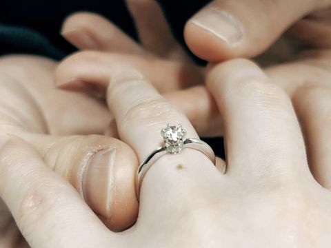 【HOSHI no SUNA 星の砂(ほしのすな)の口コミ】 飽きのこないシンプルなストレートの指輪です。
石座にある6つのダイヤに…