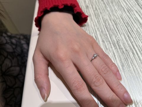 【TRECENTI(トレセンテ)の口コミ】 一番の決め手は指輪が細かったことです。
わたしは指が4号と細いので、似…