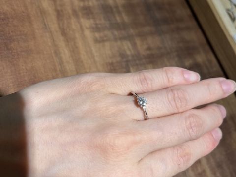 【ith(イズ)の口コミ】 色々な指輪を提案してくださいました。
個人的には細身の、三石タイプの物…