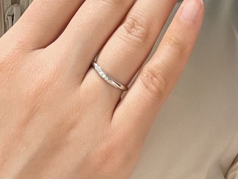 【1122 iifuufu bridal(いい夫婦ブライダル)の口コミ】 エレガントな雰囲気の指輪だと思います。形がウェーブなので、指の形が綺…