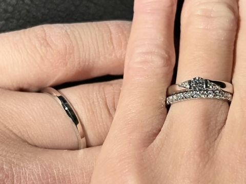 【アイプリモ(I-PRIMO)の口コミ】 お互いの好みと合った、スタイリッシュなストレートタイプの指輪を選びま…