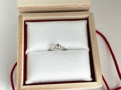 【TOMOE(トモエ)の口コミ】 普段の服装に合わせやすいシンプルなソリティアリングのデザインでありな…