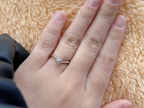 【ケイウノ ブライダル(K.UNO BRIDAL)の口コミ】 メインのダイヤとカラーダイヤの2粒使ってるので華やかだけどリング部分が…