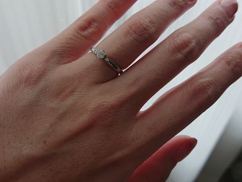 【PROPOSE(プロポーズ)の口コミ】 ミル打ちのストレートのデザインが気に入りました。中央のダイヤモンドは…