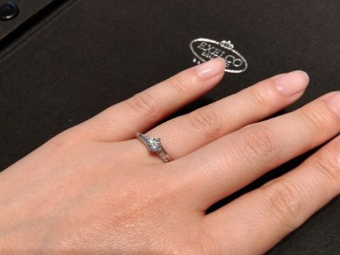 【エクセルコダイヤモンド(EXELCO DIAMOND)の口コミ】 大きなダイヤの周りにメレダイヤがついているデザインが希望でした。私の…