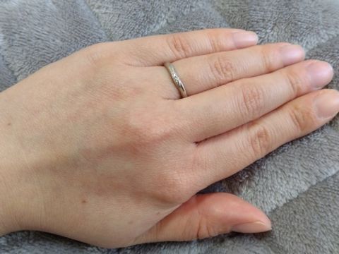 【エクセルコダイヤモンド(EXELCO DIAMOND)の口コミ】 ゆるやかなV字のデザインで、指を綺麗に長く見せてくれます。メレダイヤモ…