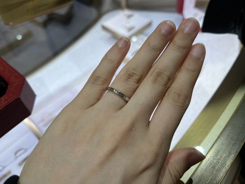 【カルティエ(Cartier)の口コミ】 シンプルかつ上品な指輪を探しています。窓口業務をしているので、あまり…