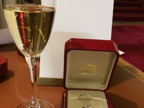 【カルティエ(Cartier)の口コミ】 婚約指輪が派手めなタイプだったこと、またずっと使えるシンプルなものが…